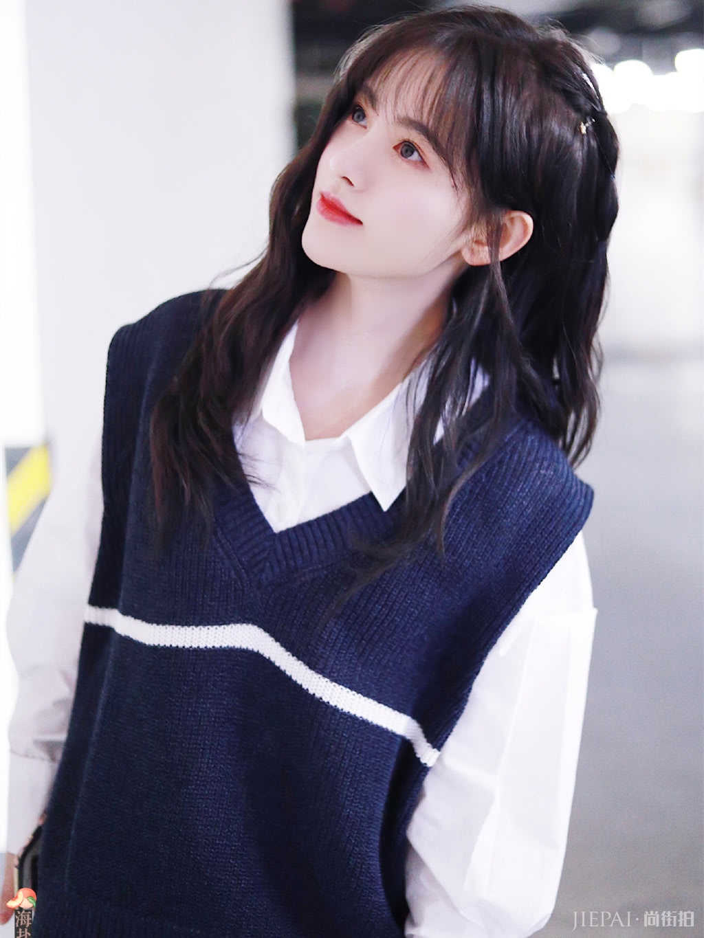 鞠婧祎和沈月身高只差1cm,针织背心穿出两种风格