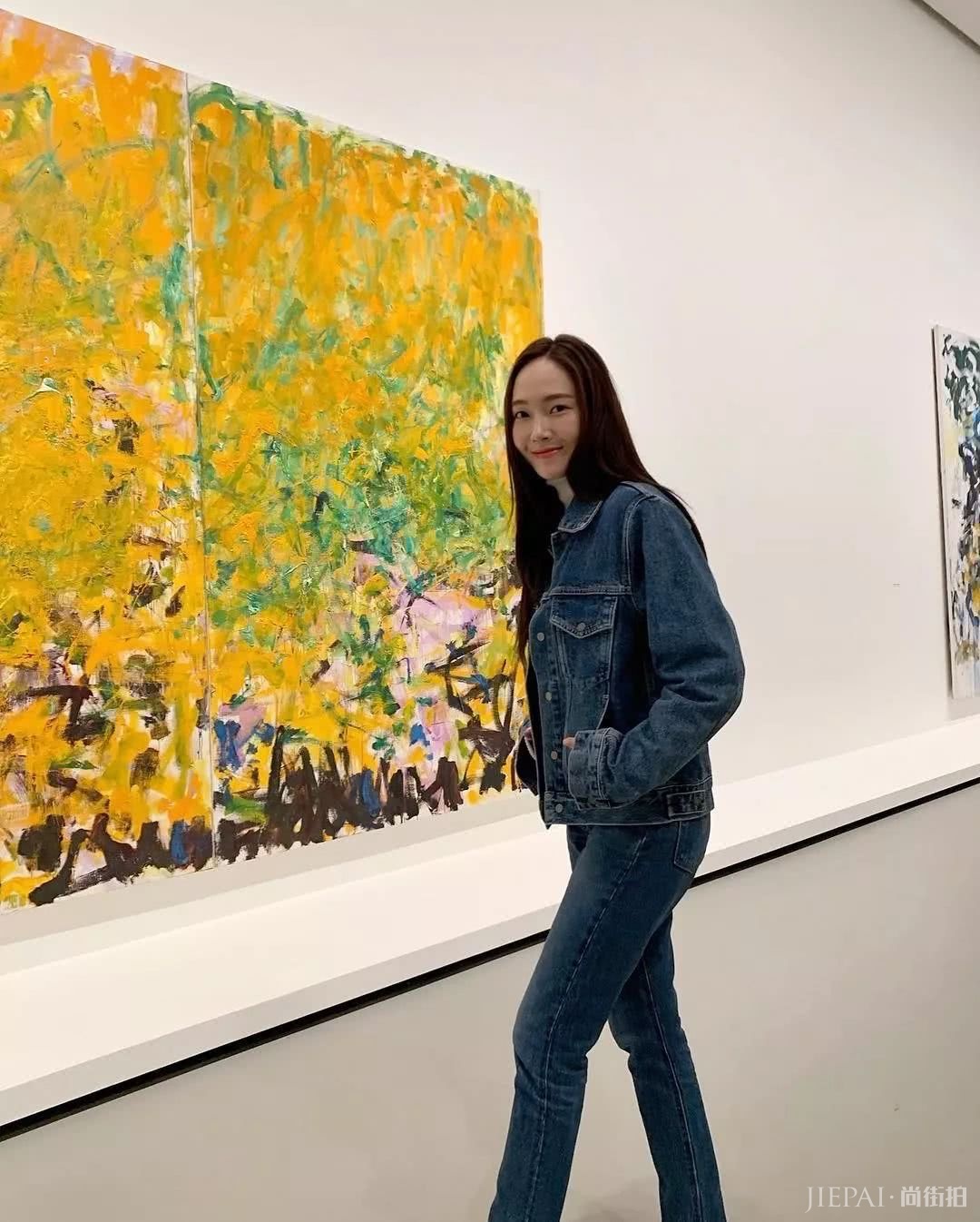 别再穿阔腿裤，2019最流行的4条裤子长这样