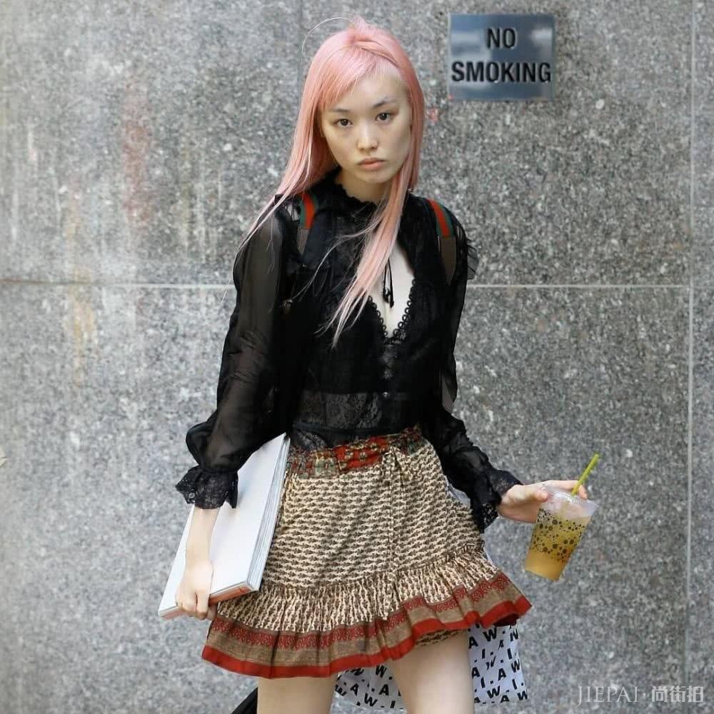 新生代超模利献灵出道就备受大牌青睐，梦想走维密却两度被刷