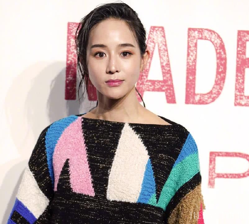 张钧甯把“包链”当皮带拴在腰上，好看还显腿长