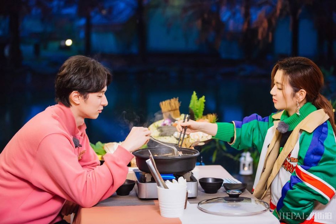 Selina穿短外套配白裙,和张轩睿游玩好似小情侣