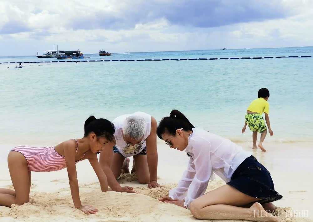 张庭穿“校花装”度假,29的脸,19的腿