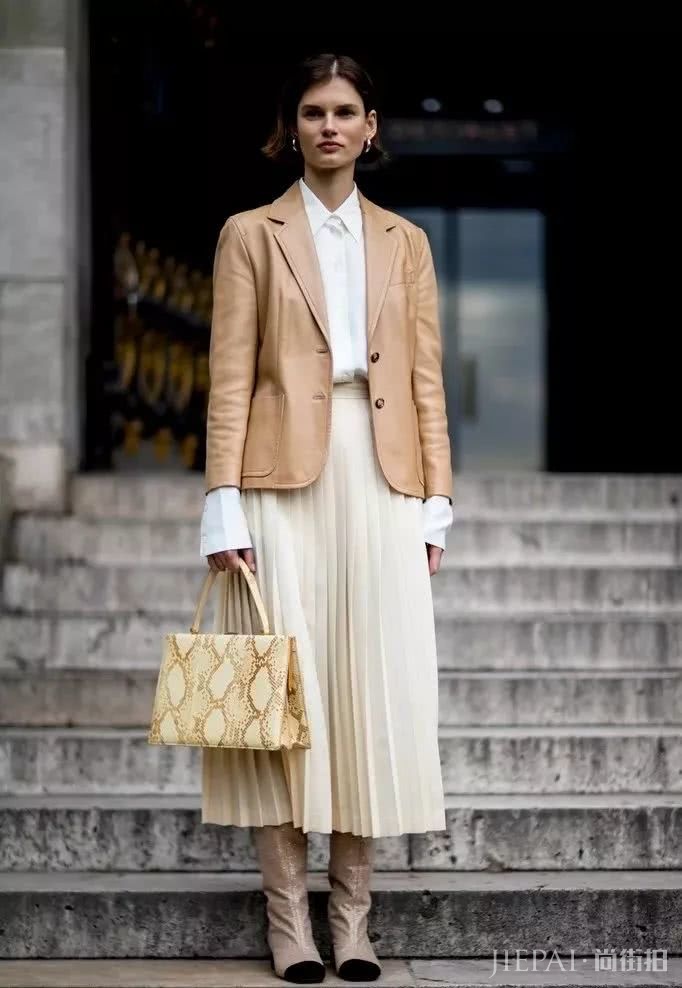 流行色难穿？试试显白好搭的大豆米色