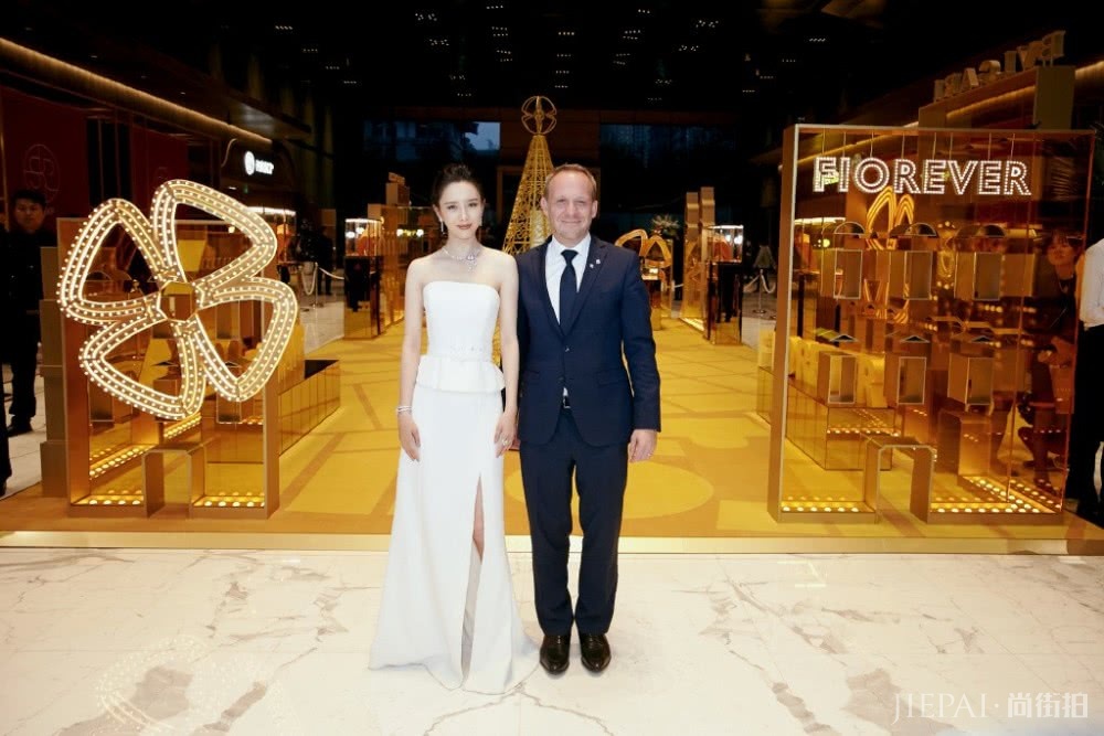 佟丽娅普通裙子穿出了高级感,配钻石项链美呆了