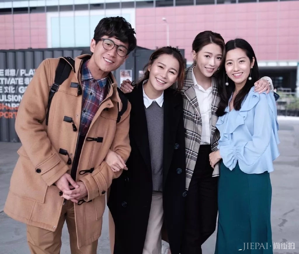 陈自瑶穿印花长裙秀39寸长腿，娃娃脸留长发甜美又有气质！