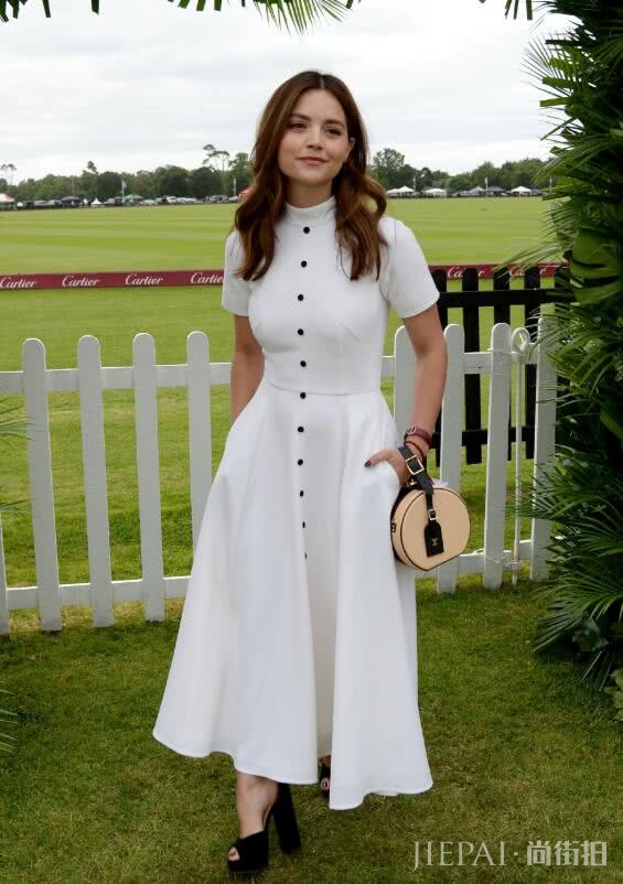 英国短腿女明星珍娜·科尔曼一米五七还钟爱各种长裙