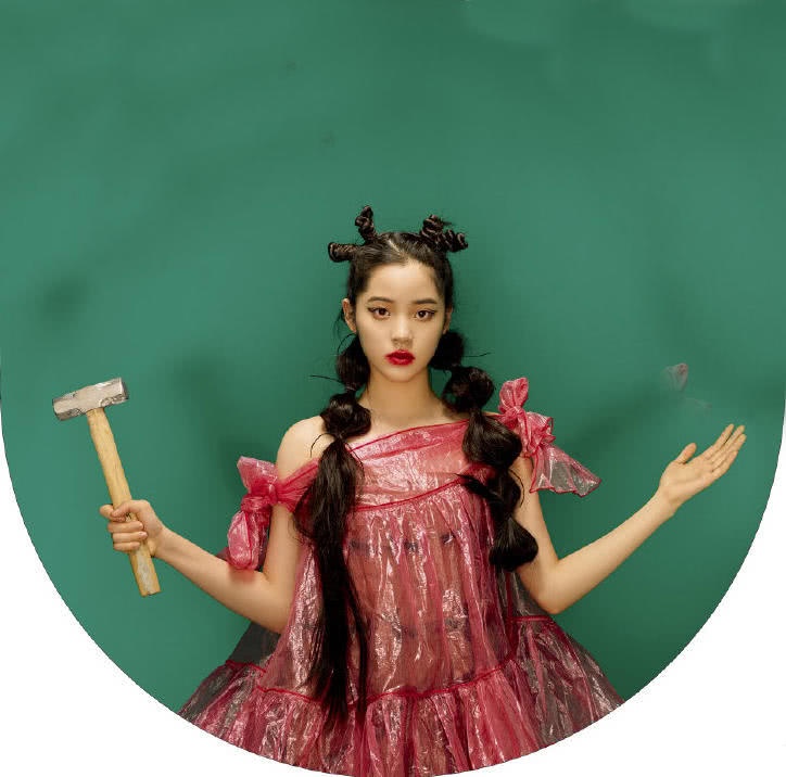 欧阳娜娜扎羊角辫涂“热吻唇”，这气质也太好了~