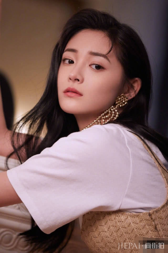 周洁琼为了能把腿拉长，她是这样做的