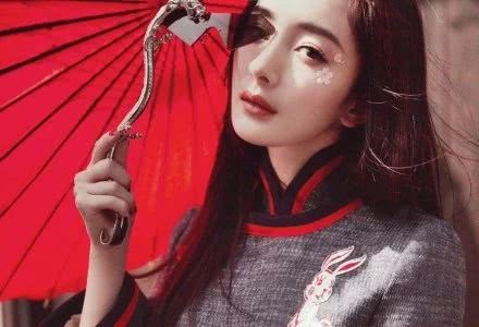 杨幂穿和服搭配樱花背景比花还美，淡妆太唯美