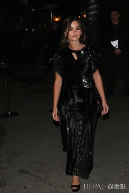 英国短腿女明星珍娜·科尔曼一米五七还钟爱各种长裙