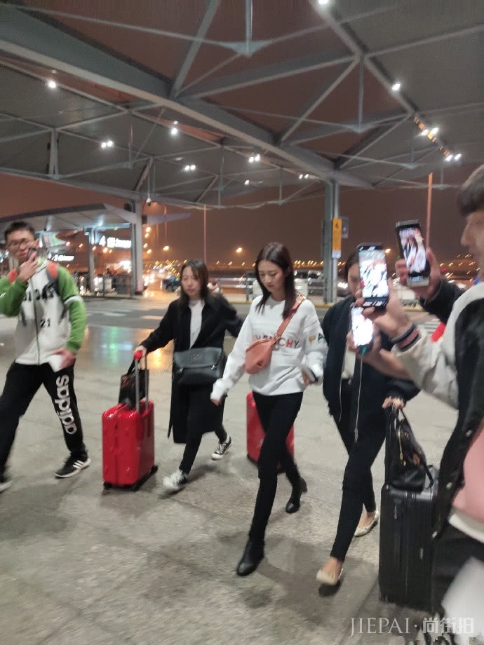 学陈钰琪这样穿显甜美,白色套头卫衣+粉色包好看又少女