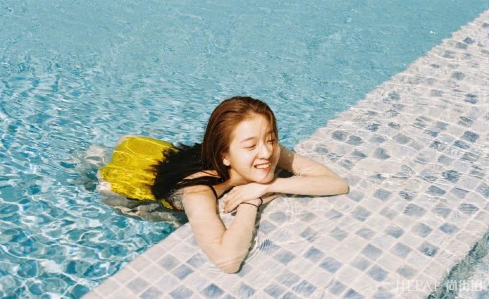 张雪迎穿针织衫配小雏菊百褶裙,秒变文艺范小仙女