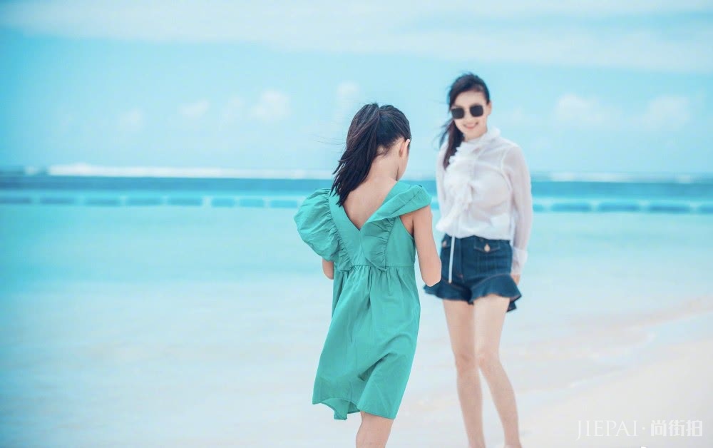 张庭穿“校花装”度假,29的脸,19的腿