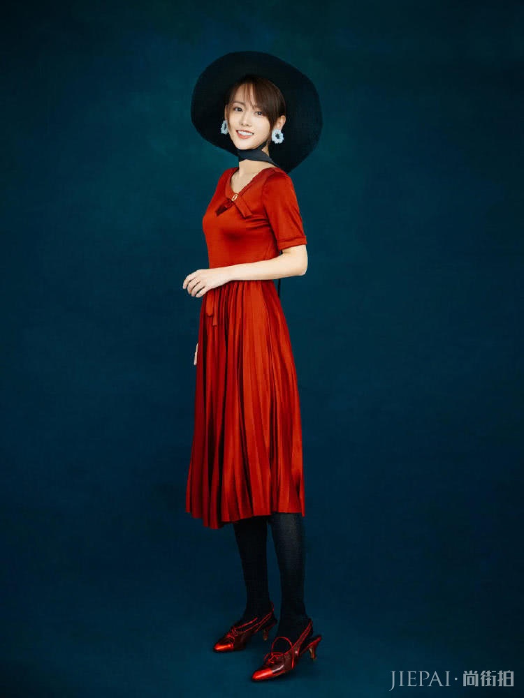 张嘉倪穿T恤配开叉长裙，戴闪亮头饰美成公主