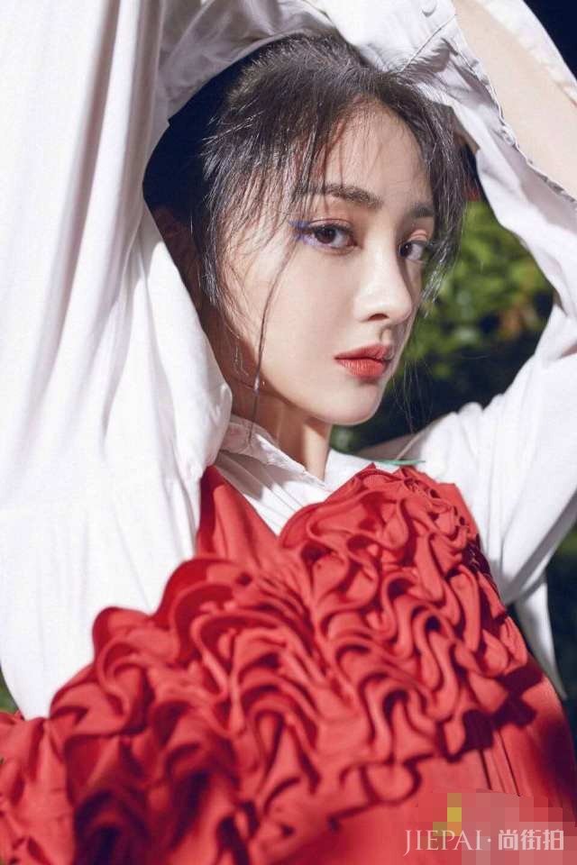 周洁琼为了能把腿拉长，她是这样做的