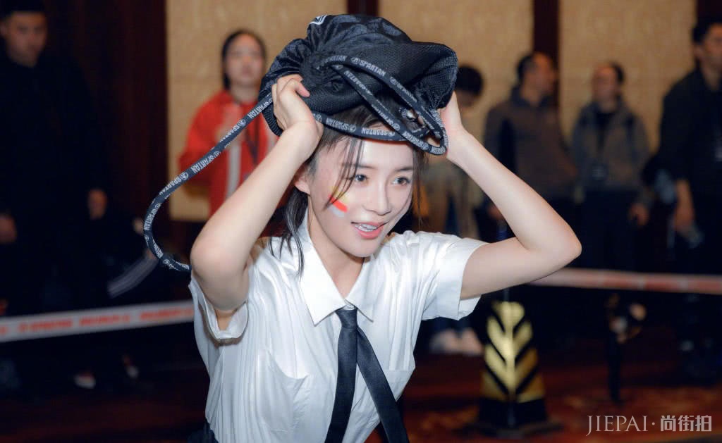 袁姗姗参加斯巴达勇士赛穿白衬衫配高腰西裤，美成焦点