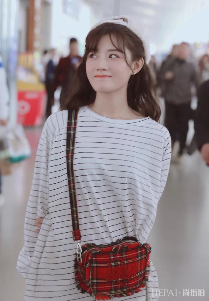 陈意涵机场街拍，条纹衫配牛仔裤皮肤白嫩美成动漫女主