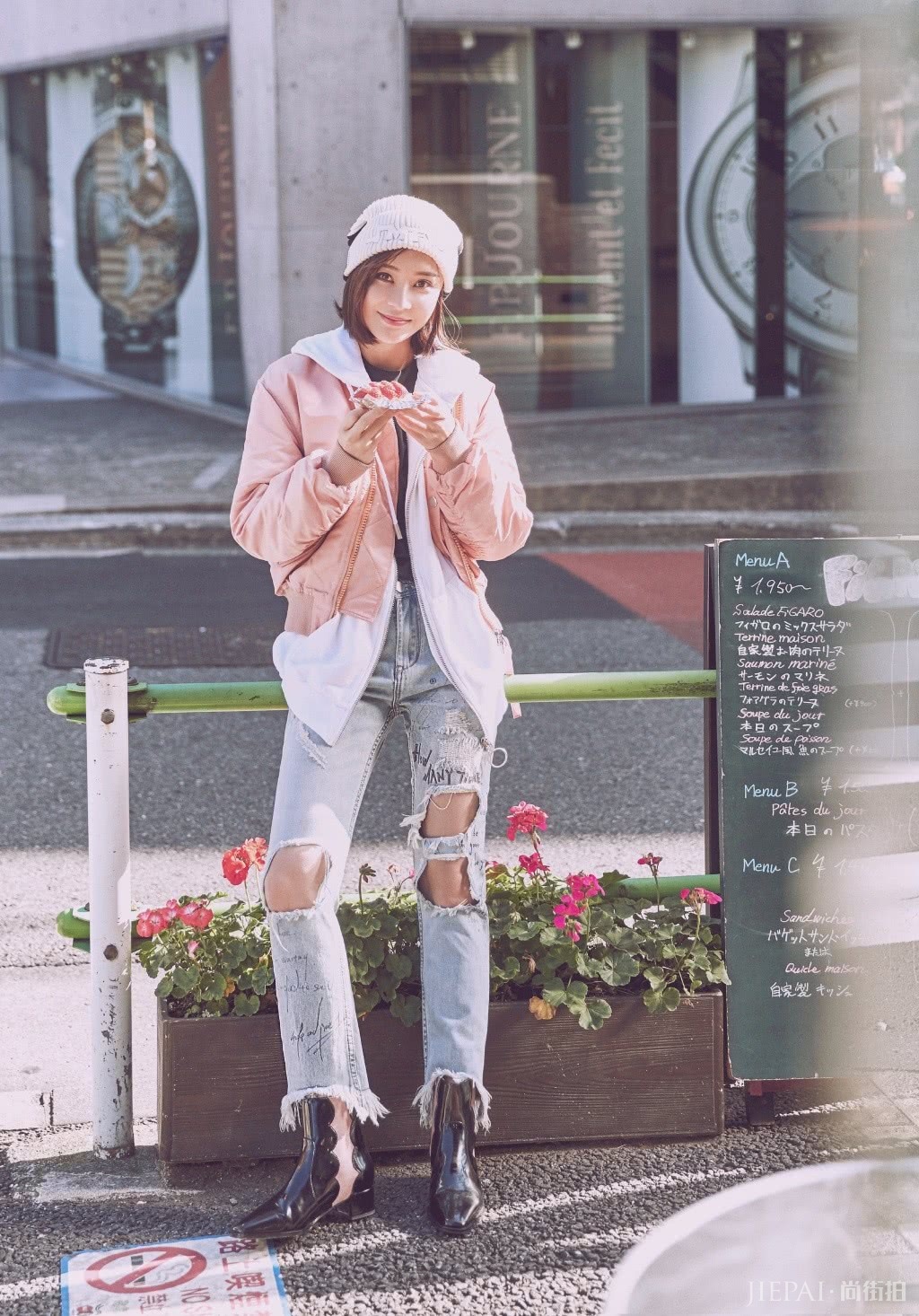 袁姗姗参加斯巴达勇士赛穿白衬衫配高腰西裤，美成焦点