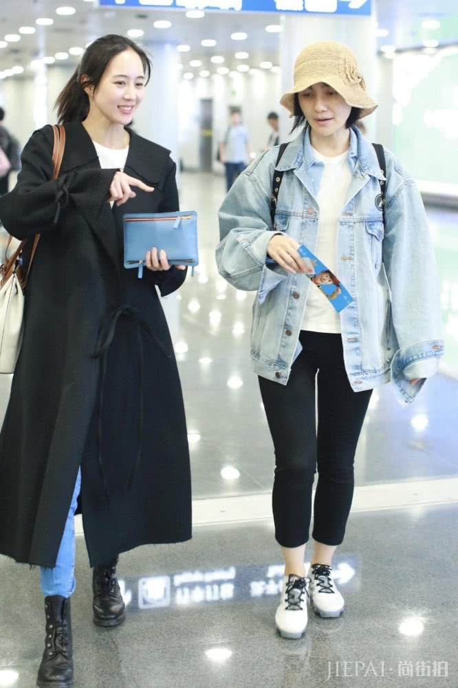 张钧甯机场街拍 穿近3万的大衣,秒变气质女神