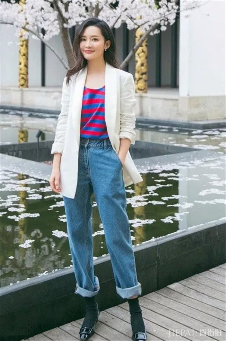 春季怎么穿？这样穿白外套最好看