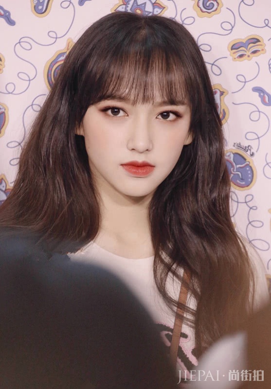 被人嫌弃的齐膝裙却被程潇穿出仙女感,搭配白T恤清新自然