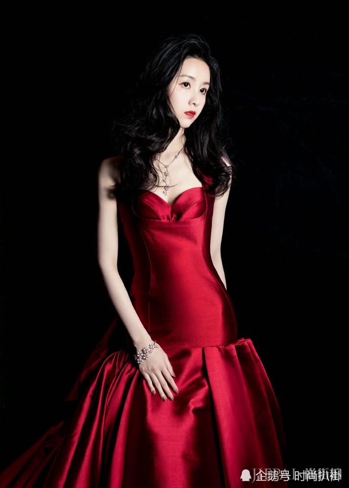 陈都灵港式轻熟风比之前清纯造型惊艳多了