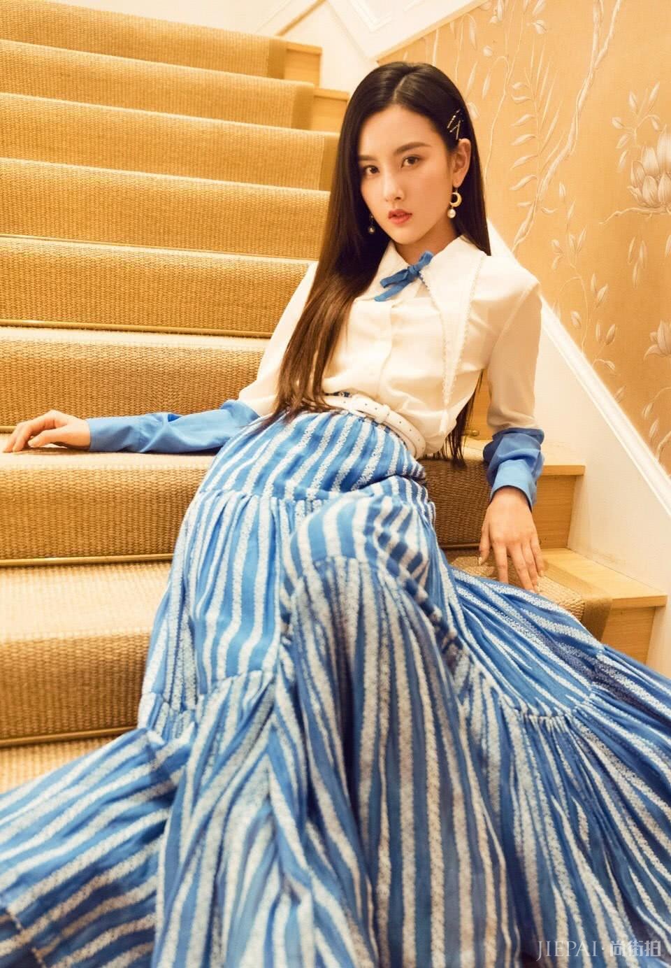 宋祖儿穿蓝色吊带尽展好身材，渐变式眼影更是加分项