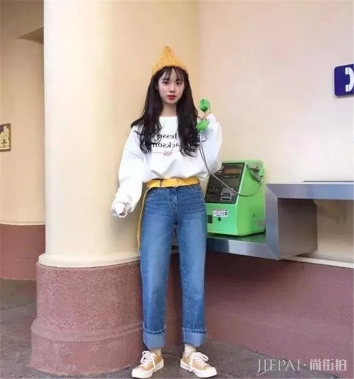 当卫衣转角遇见牛仔裤,轻松演绎经典潮范