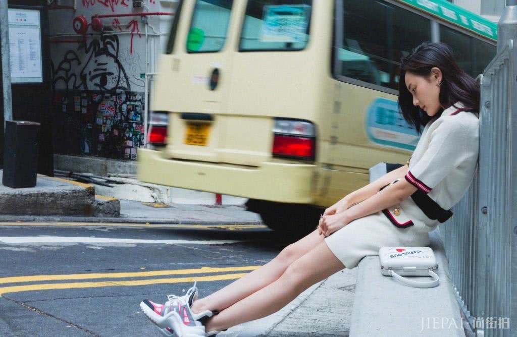 李一桐穿短裙秀“竹竿腿”,搭配运动鞋双腿细得过分