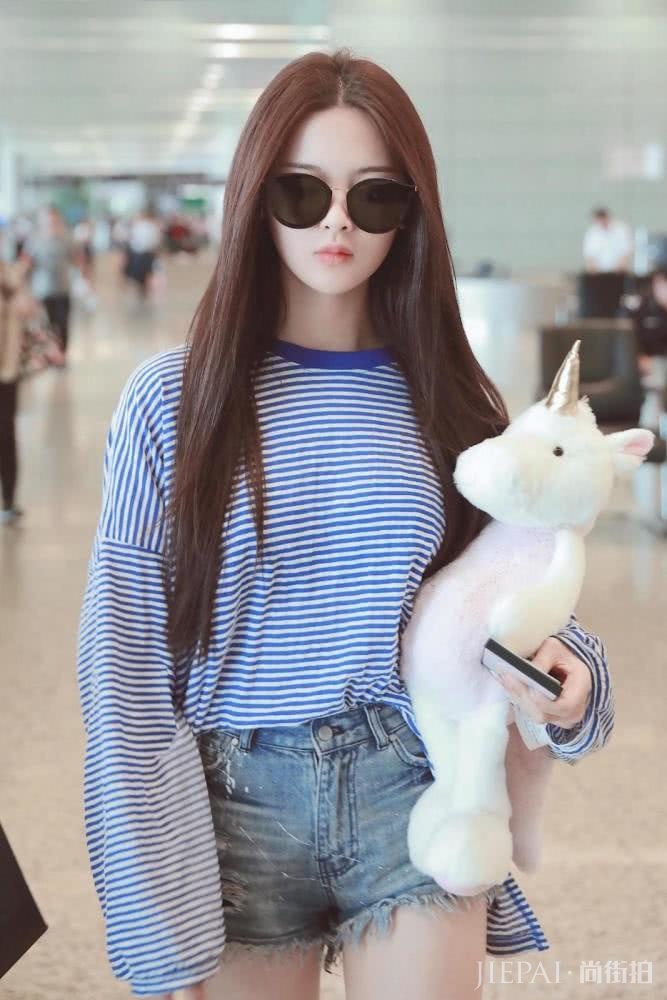 杨超越紫色T恤超短裤,扎俩小辫越变越嫩