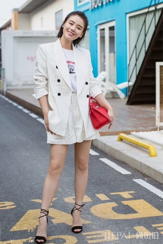 西装与短裤结合,引领春季时尚潮流