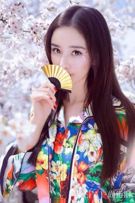 杨幂穿和服搭配樱花背景比花还美，淡妆太唯美