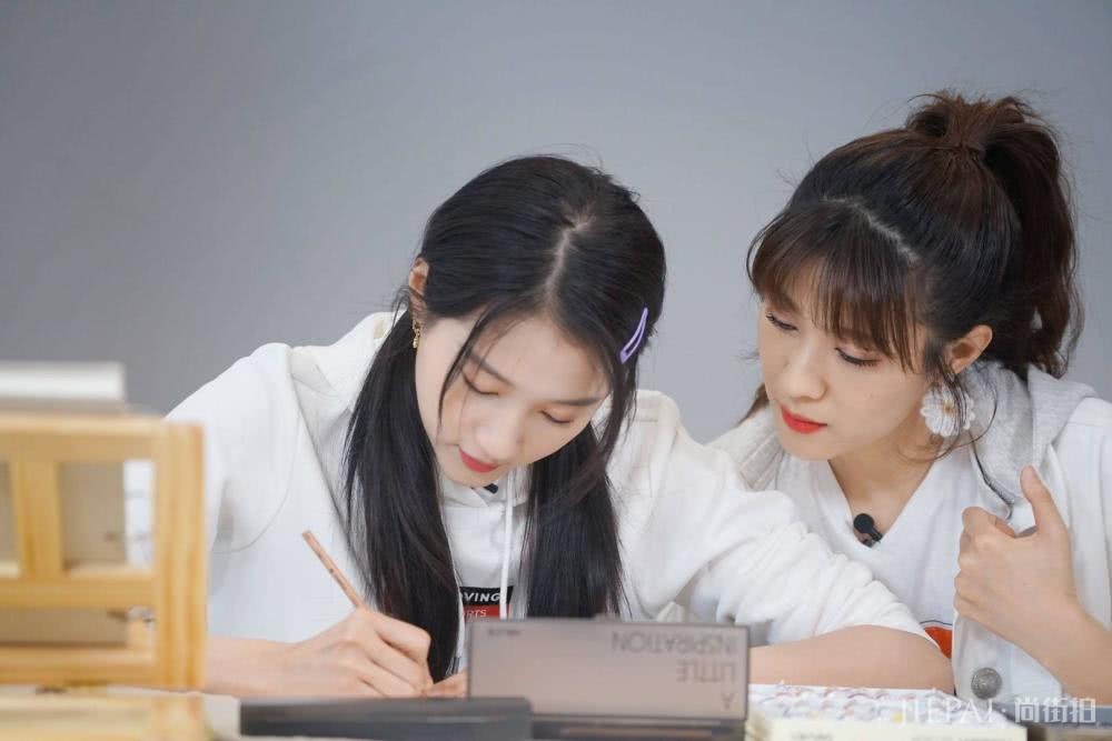 春天学关晓彤这几款双马尾发型，轻松美回18岁