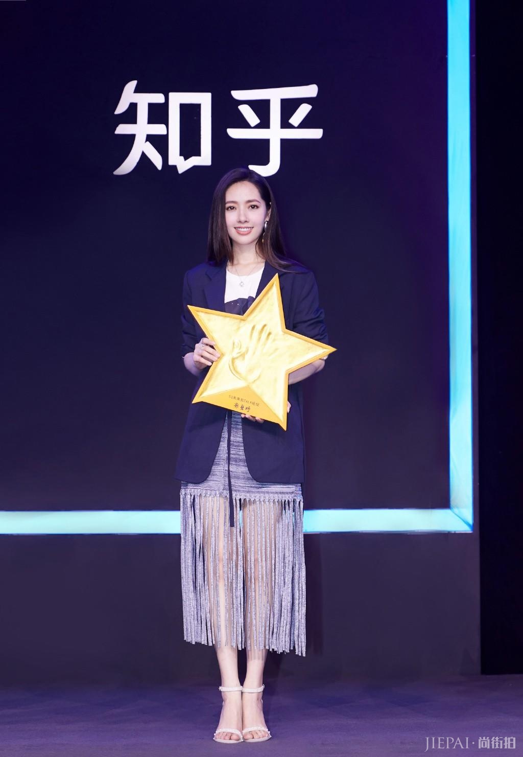 郭碧婷穿西装配流苏短裙，对镜一笑美成初恋