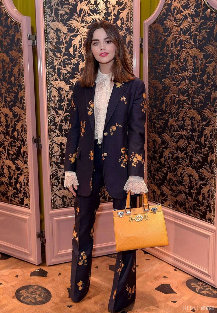 英国短腿女明星珍娜·科尔曼一米五七还钟爱各种长裙