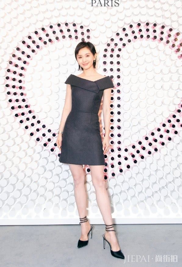 王子文渔网袜穿成踩脚裤？这腿比胳膊还细吧