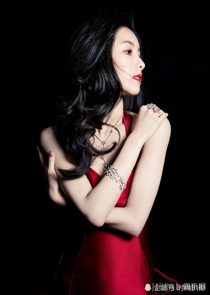 陈都灵港式轻熟风比之前清纯造型惊艳多了