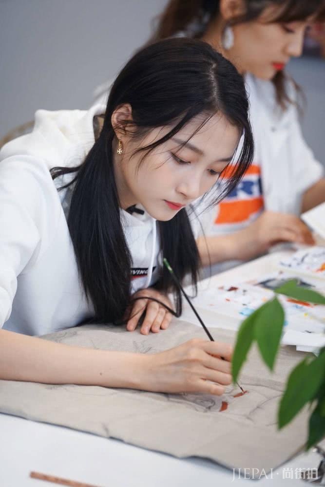 春天学关晓彤这几款双马尾发型，轻松美回18岁