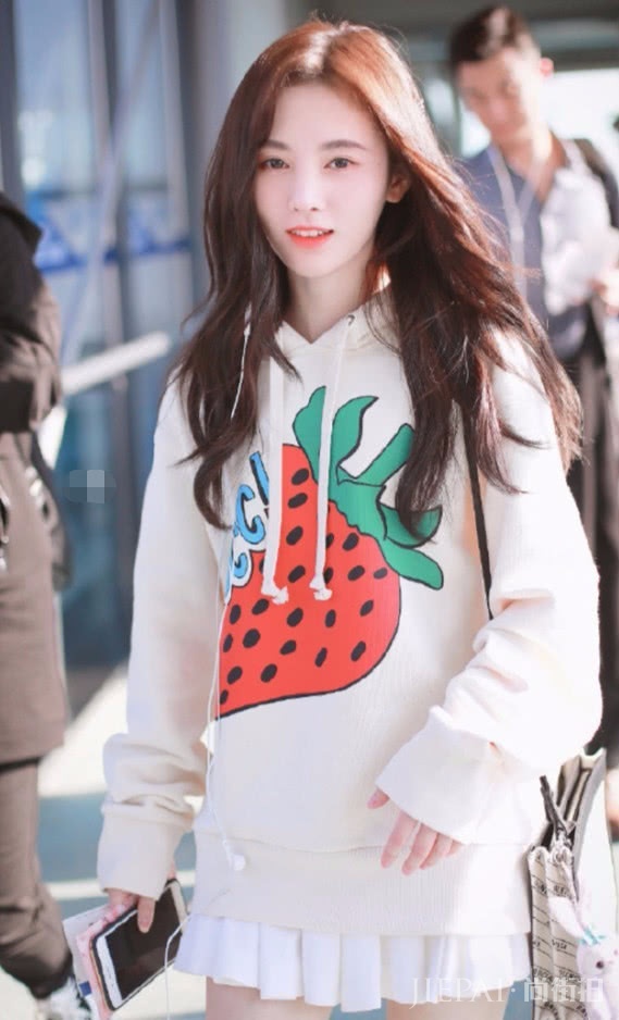 鞠婧祎将袜子穿出了甜筒的既视感,太甜美