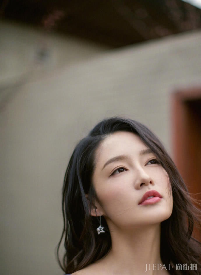 李沁春游装太娇嫩!宝蓝色毛衣+衬衫气质超好