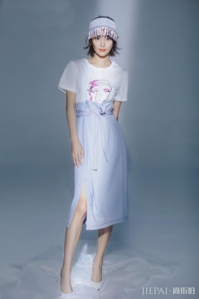 张嘉倪穿T恤配开叉长裙，戴闪亮头饰美成公主