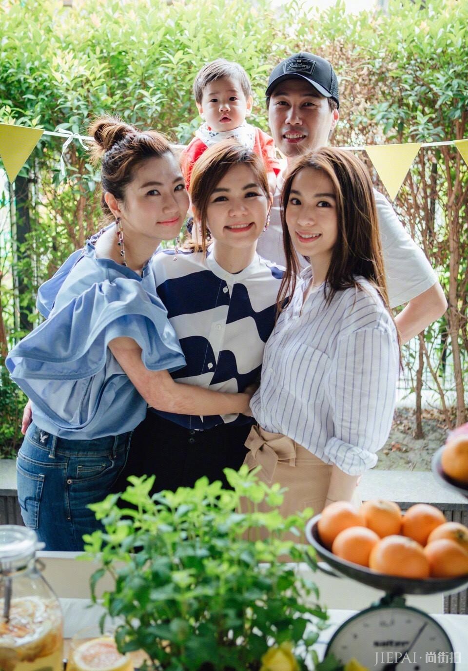 Selina穿短外套配白裙,和张轩睿游玩好似小情侣