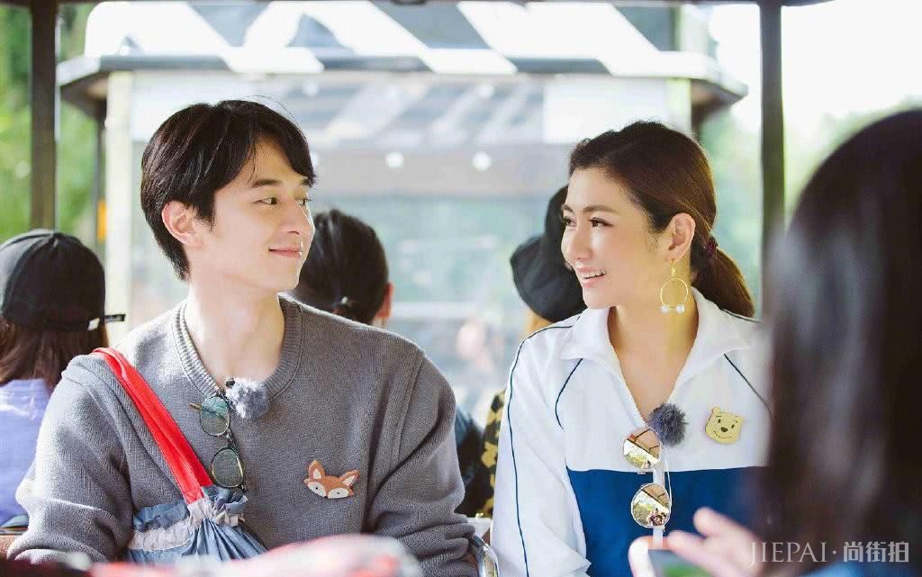 Selina穿短外套配白裙,和张轩睿游玩好似小情侣