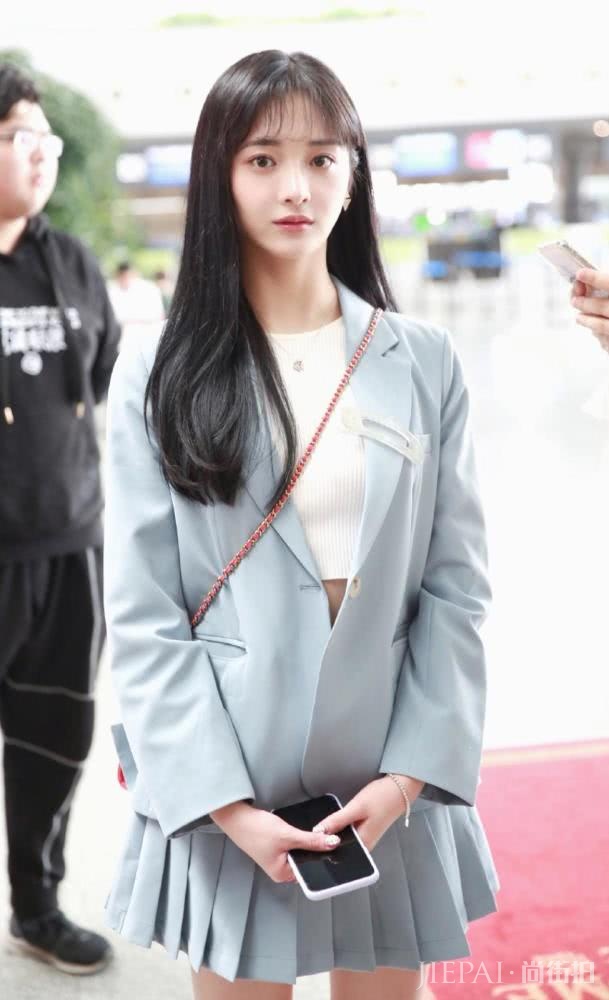 周洁琼穿蓝色小西装配百褶裙,比高中生还要嫩