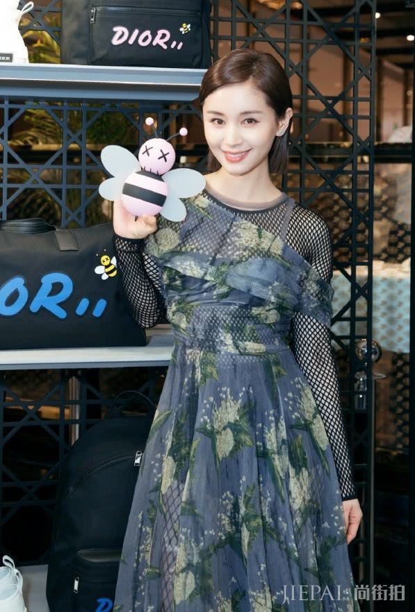 王子文渔网袜穿成踩脚裤？这腿比胳膊还细吧