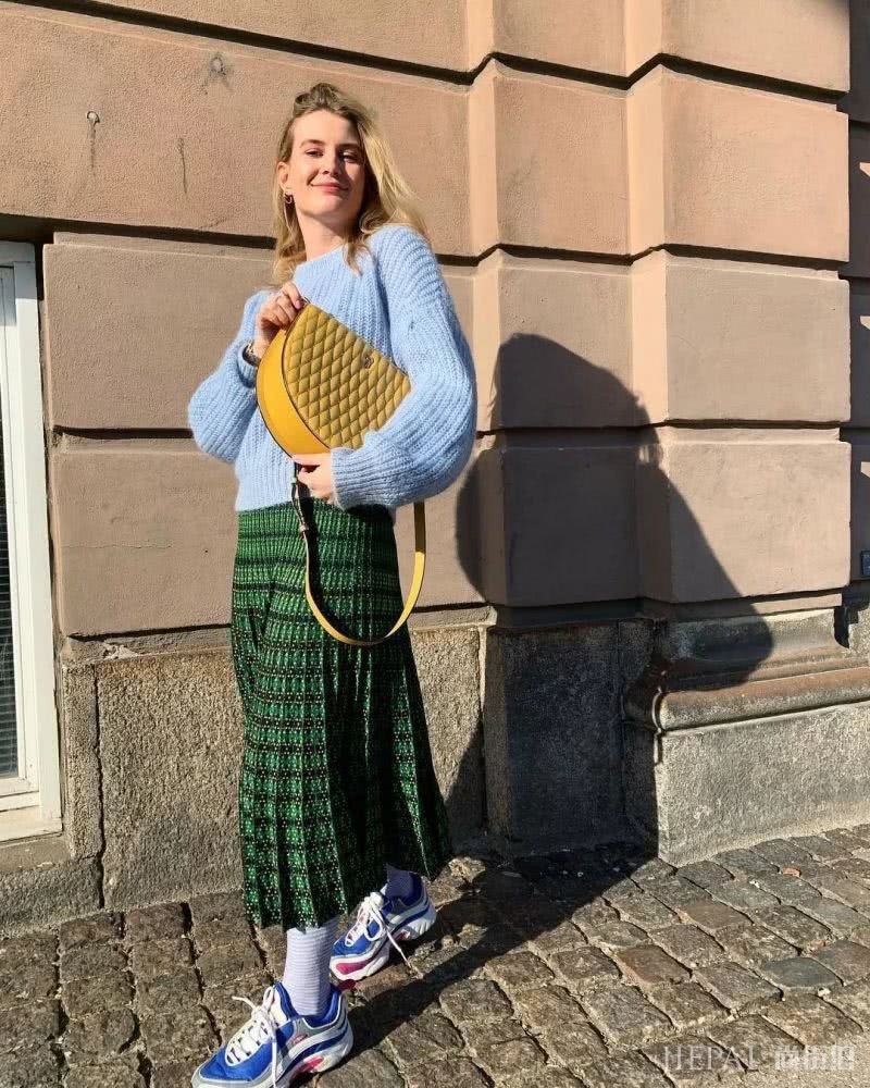 她们居然可以换衣不换包?