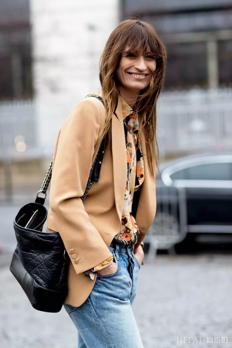 欧美街拍 西装牛仔裤这样穿不能再好看