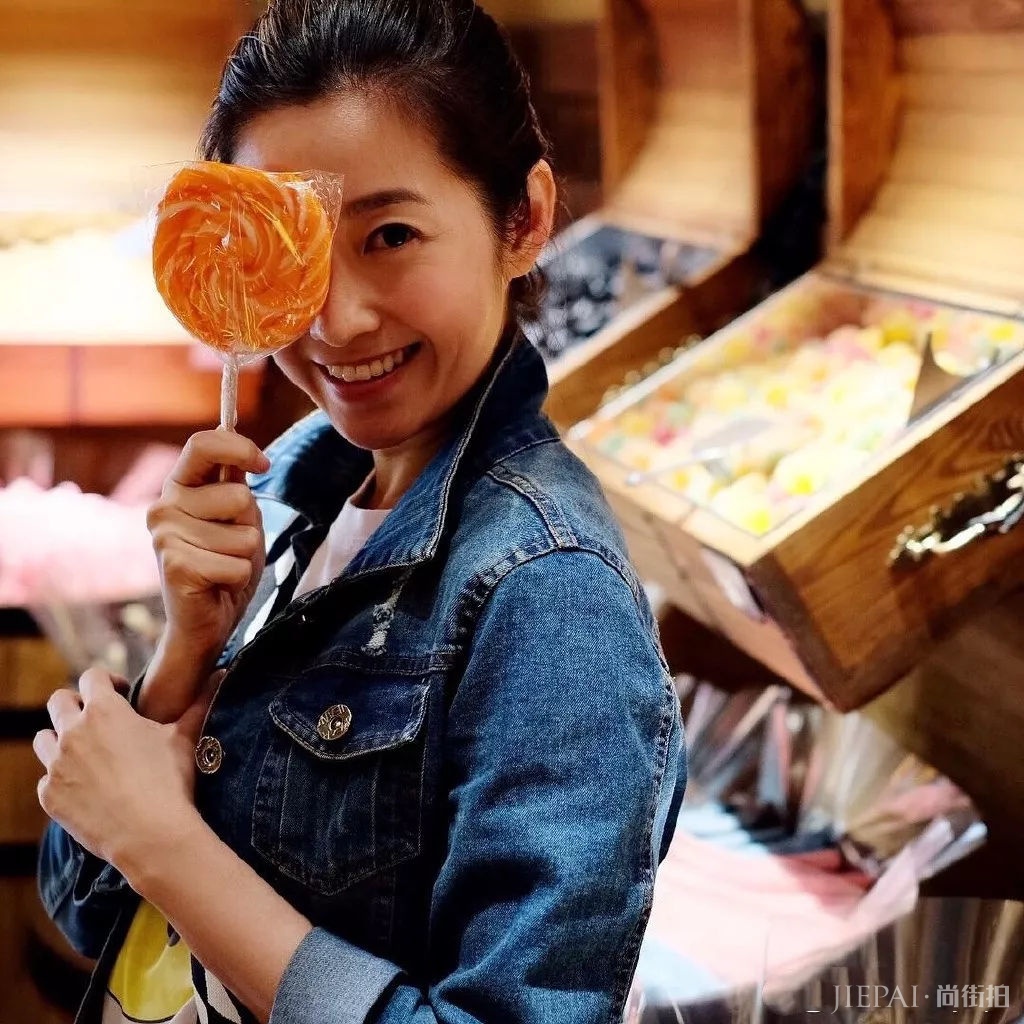 陈自瑶穿印花长裙秀39寸长腿，娃娃脸留长发甜美又有气质！