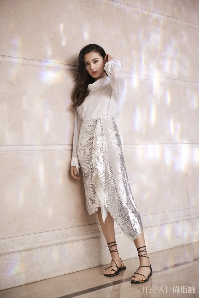 宋祖儿裙子配细高跟大秀美腿，这也太美了吧