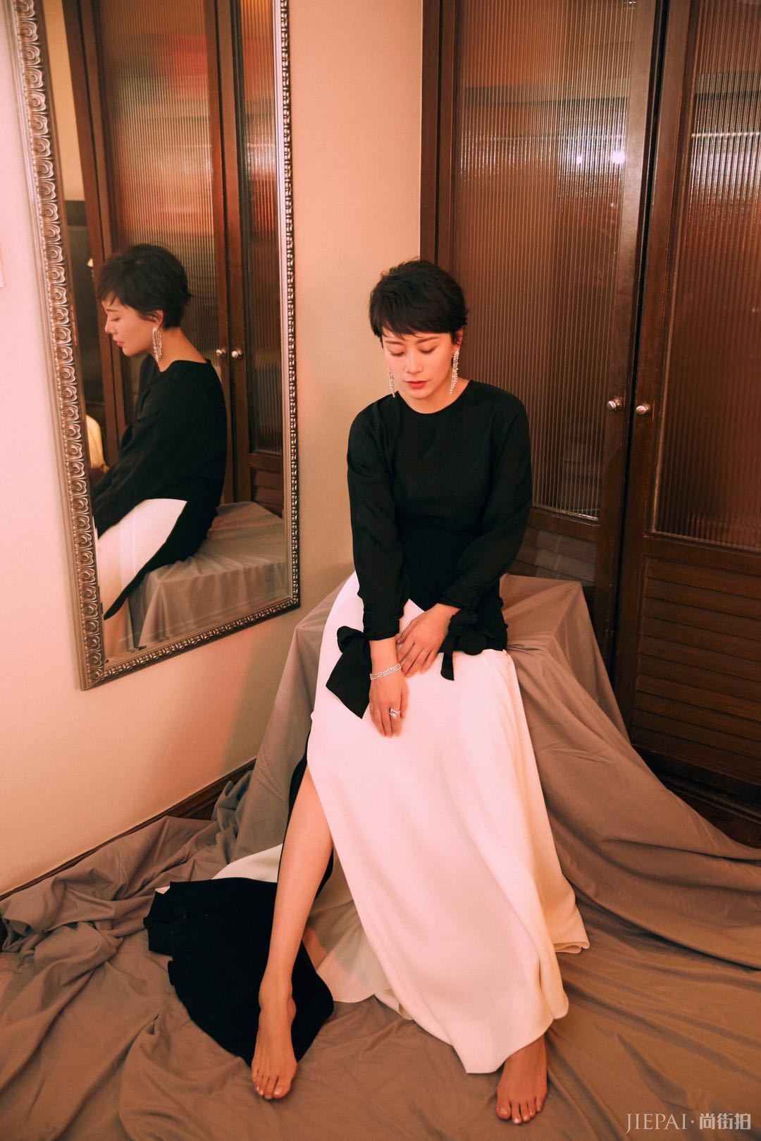 海清一袭白色娃娃领长裙配短发，优雅还减龄